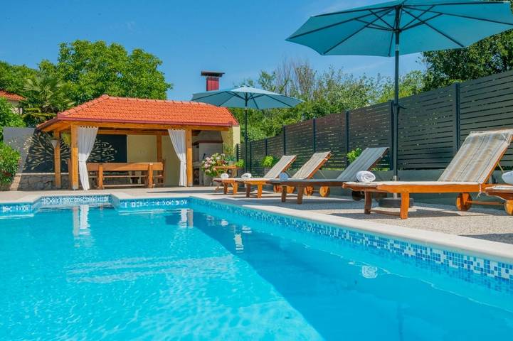 Ferienhaus für 11 Personen, mit Balkon/Terrasse und Pool