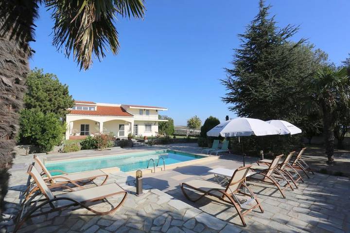 Villa für 8 Personen, mit Pool und Ausblick sowie Garten - 1