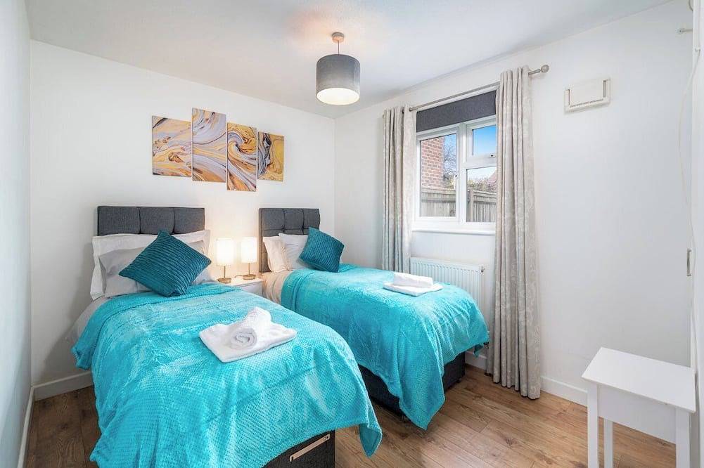 Entire apartment, Lovely  1 Bedroom Apartment with Free Paarking and garden in Crawley in Crawley, West Sussex