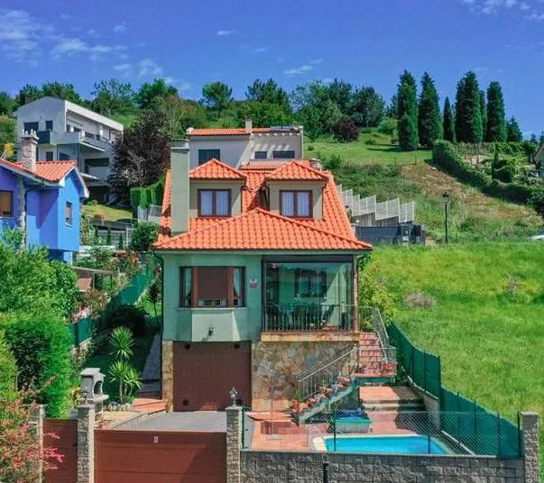 Casa de vacaciones para 12 personas, con jardín además de vistas y piscina - 1
