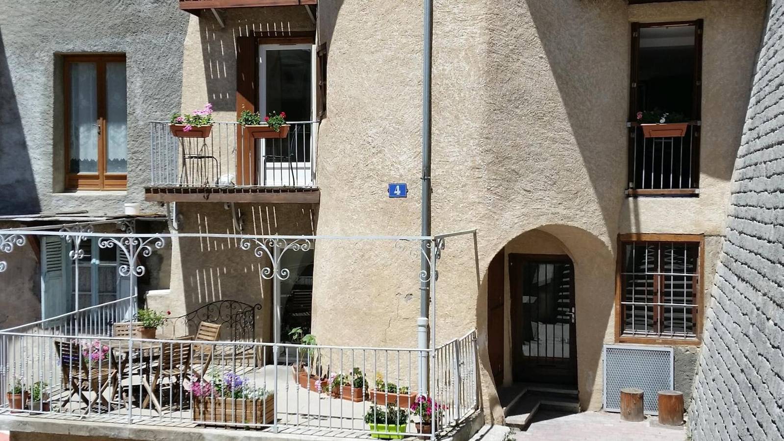Ολόκληρο το διαμέρισμα, Apartment 'Appartement Deux Chambres' with Mountain View, Private Terrace and Wi-Fi in Briançon, Serre Chevalier