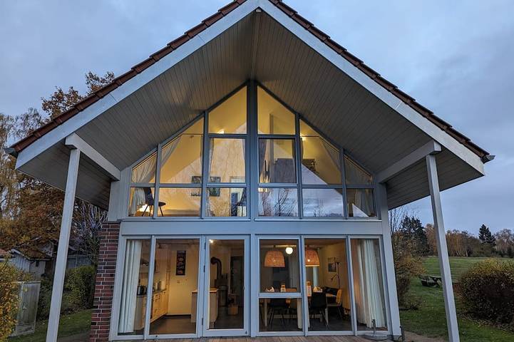 Ferienhaus für 8 Personen, mit Whirlpool und Garten sowie Terrasse und Sauna, mit Haustier an der Müritz