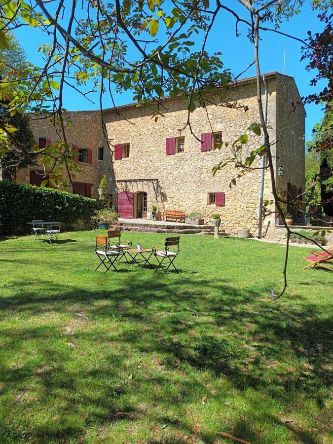 Location de vacances pour 2 personnes, avec Terrasse et Jardin ainsi que Piscine et Vue à Jouques