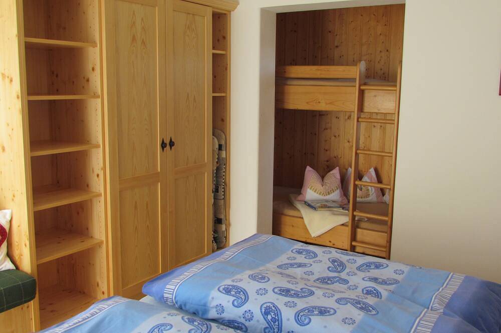 Ganze Wohnung, Ferienwohnung Nr. 1 Jagastüberl - 4 Personen 44 qm, 1 Schlafzimmer,  Wlan in Staudach-Egerndach, Chiemsee