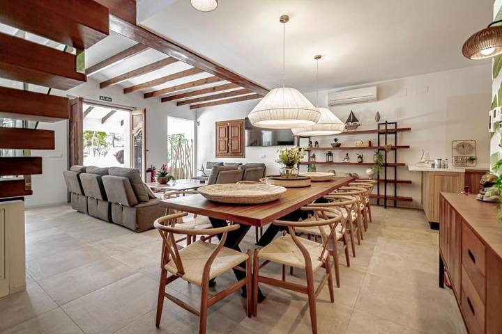 Cheap villa for 4 people, with Terrace and Garden as well as Pool in Benidorm