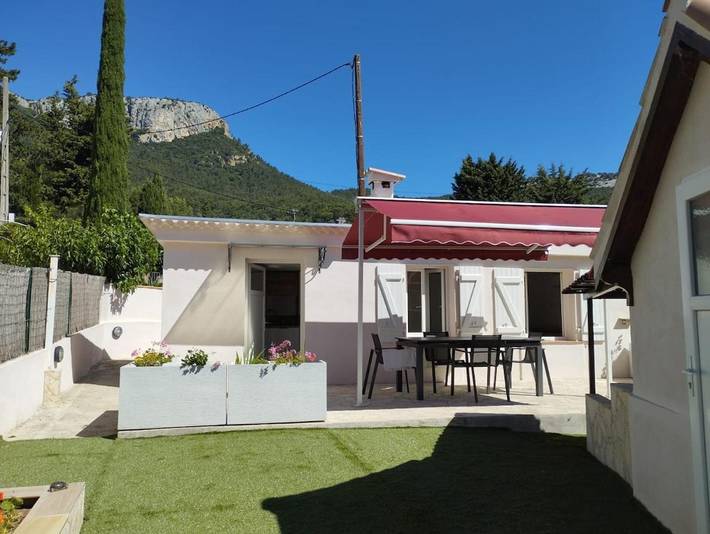 Location de vacances pour 2 personnes, avec vue ainsi que jardin et terrasse à Le Revest-les-Eaux - 2
