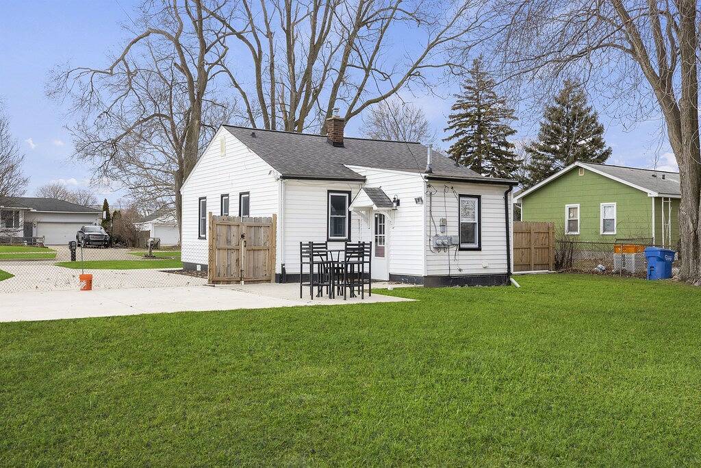 Great Location! Cozy Home with Huge Backyard in Macomb County