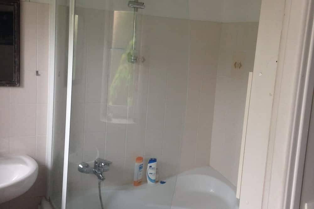 Appartement entier, Appartement indépendant 35m2 centre village (78) in Les Alluets-le-Roi, Yvelines