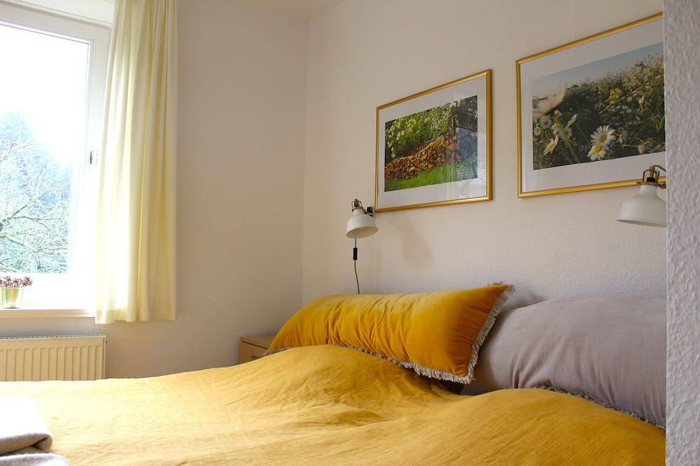 Ganze Wohnung, Ruhige und waldnahe hübsche Ferienwohnung mit Terrasse und Garten in Bad Münder, Weserbergland