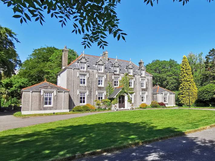 Villa for 19 people in Wales