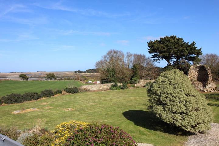 Gîte pour 4 personnes, avec jardin et terrasse à Plougrescant - 3