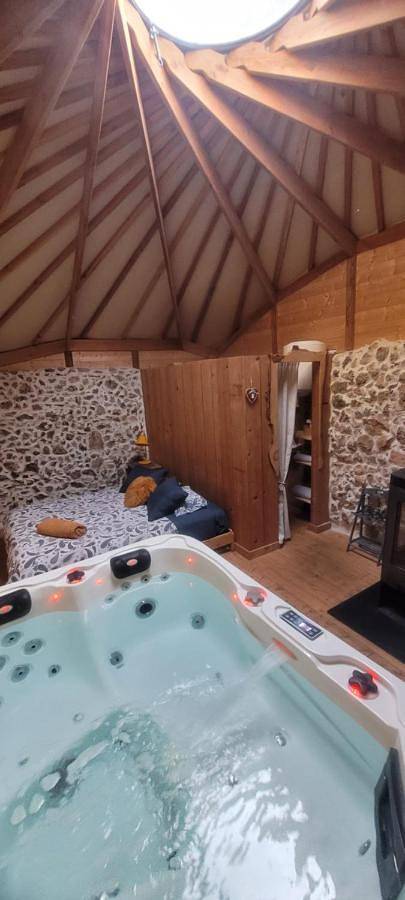 Lodge with Exterior Hot Tub in Saint-Maximin-la-Sainte-Baume, Région de Brignoles