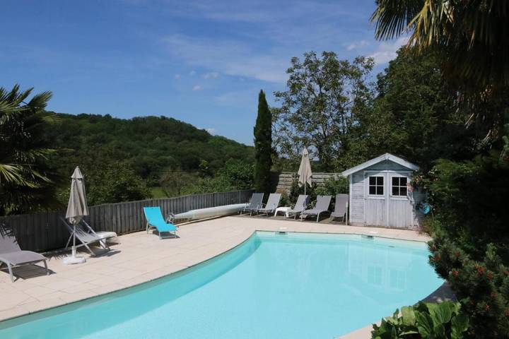 Location de vacances pour 3 personnes, avec piscine ainsi que jardin et vue à Cinais