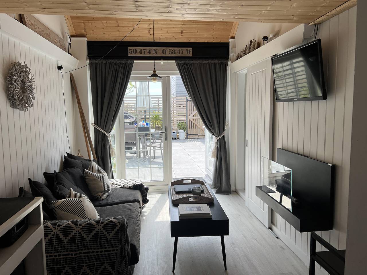 1 Bed Cabin - Sleeps 2 - Pets - Garden - Parking in Hayling Island, Havant