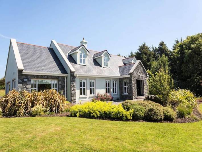 Holiday rental for 13 people, with garden, child-friendly in County Galway