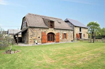 Gîte pour 9 personnes, avec terrasse ainsi que jardin et piscine à Asson