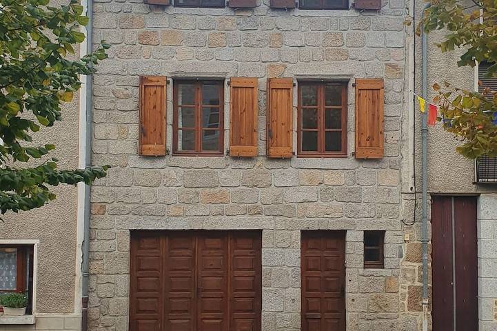 Location de vacances pour 4 personnes, avec jacuzzi et piscine à Le Malzieu-Ville