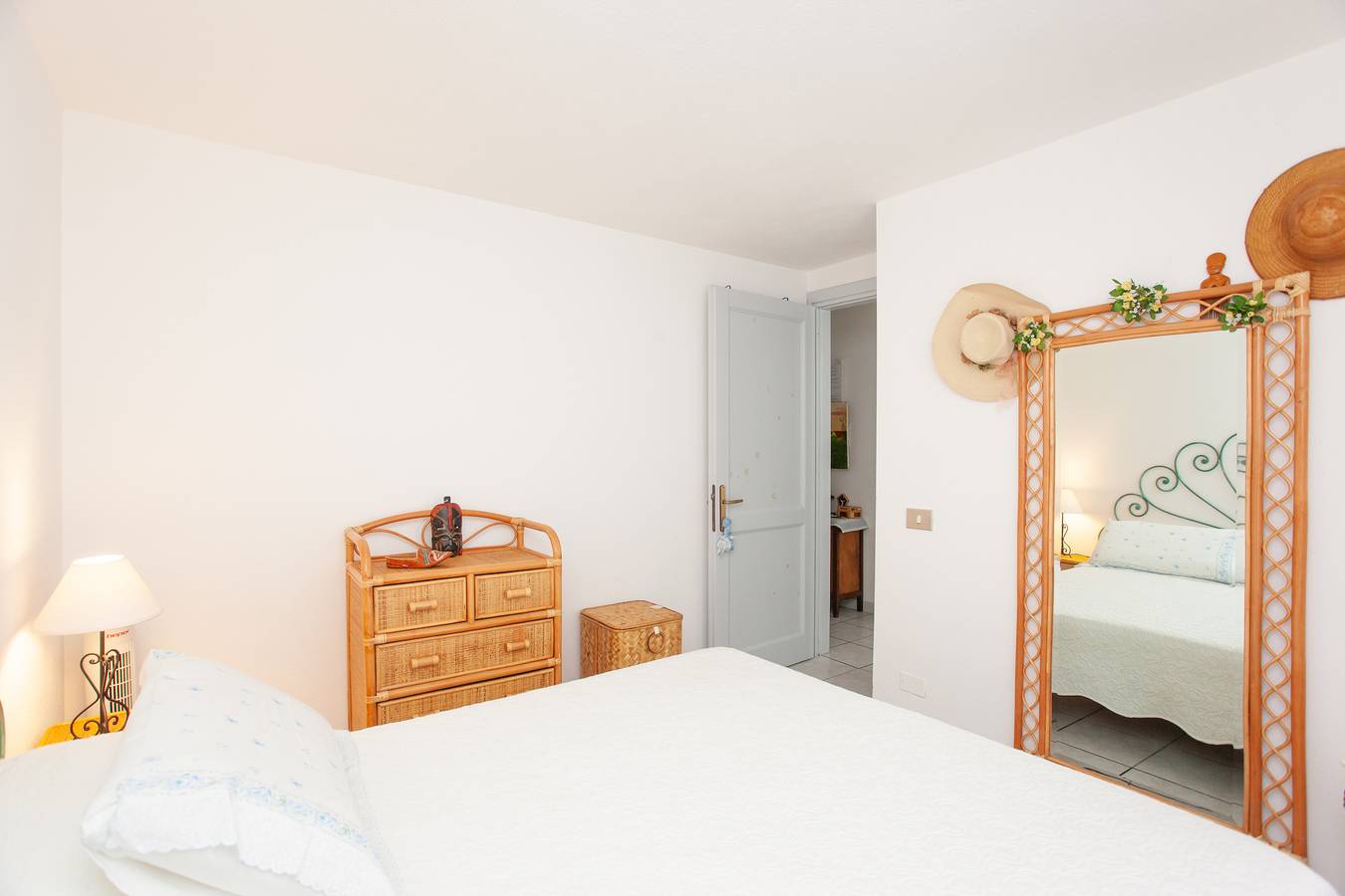 Appartamento intero, Appartamento 'Capo comino a due passi dalla spiaggia' con terrazza e aria condizionata in S'ena E Sa Chitta, Provincia di Nuoro