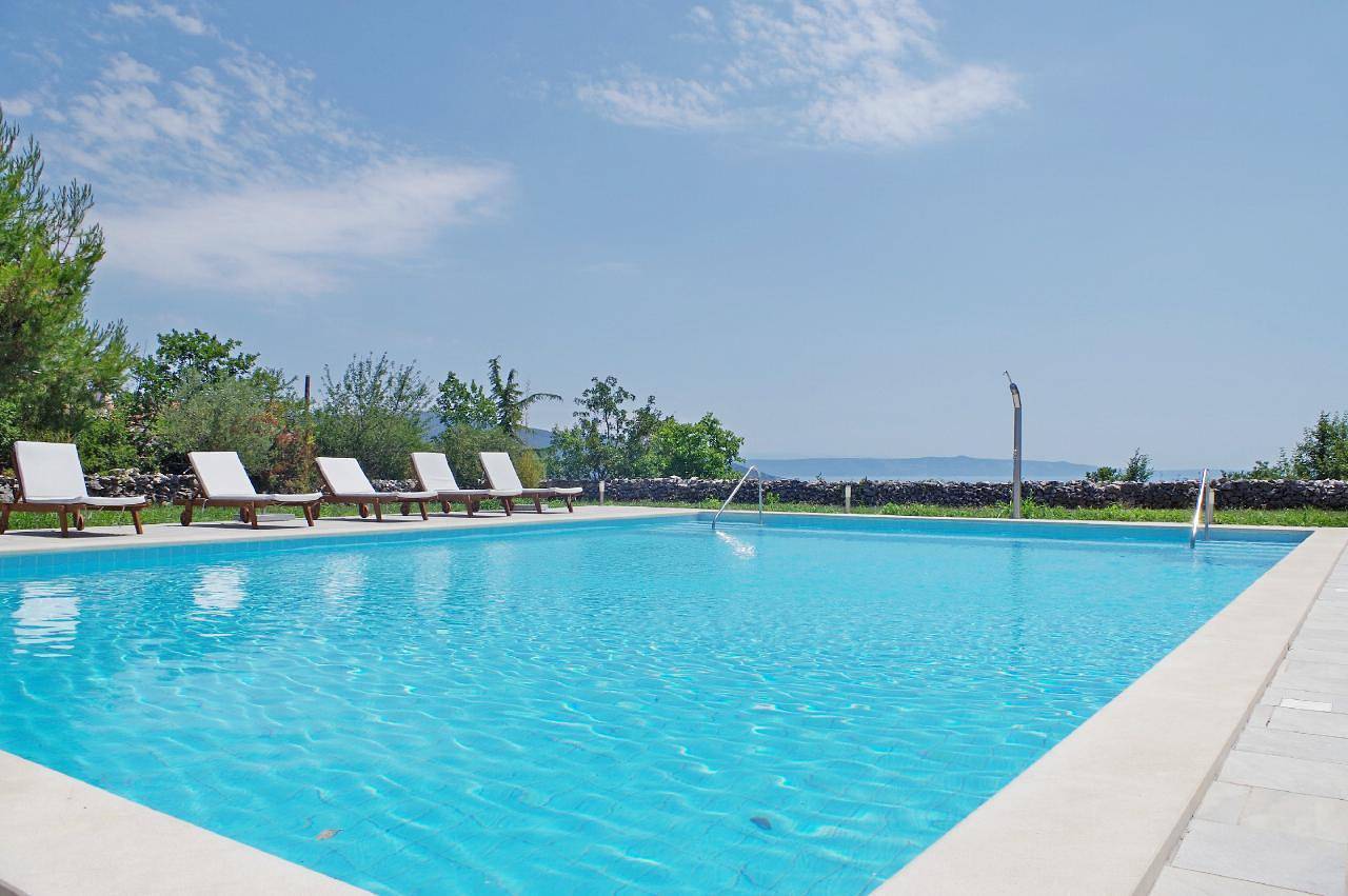 Geheel vakantieappartement, Holiday Apartment in Rakalj with Common Pool in Rakalj, Zuidkust Istrië