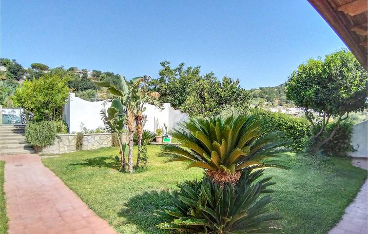 110qm Wohnung, AC, Parkplatz, Terrasse, Garten -1,5km zum Strand in Forio, Ischia