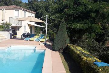 Gîte pour 4 personnes, avec jardin ainsi que terrasse et jacuzzi à Les Adrets-de-l'Estérel