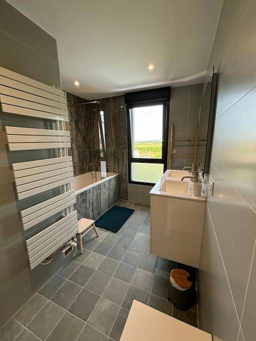 Three-Bedroom House in Regnéville-sur-Mer, Région de Coutances