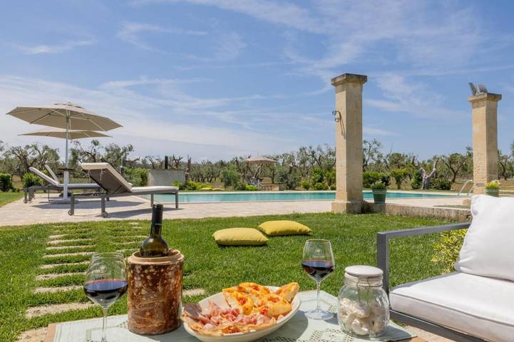 Location de vacances pour 4 personnes, avec jardin ainsi que vue et piscine à Erchie