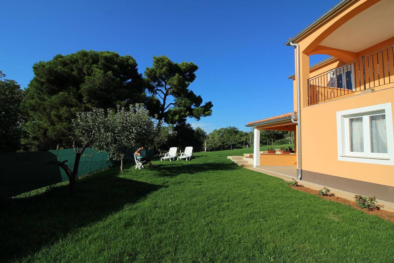 Charmantes Ferienhaus mit Meerblick, 2 Fahrraeder, Grill, privater Balkon, Waschmaschine in Fuskulin, Porec und Umgebung
