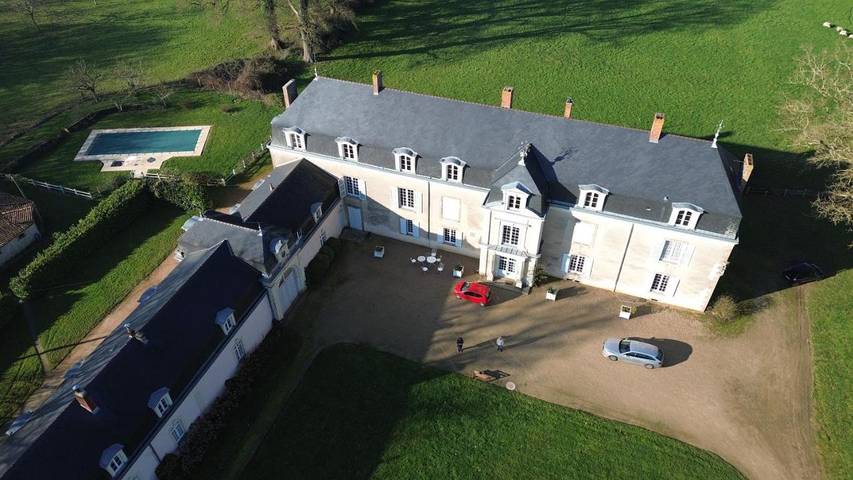 Location de vacances pour 23 personnes, avec vue ainsi que piscine et jardin à Jallais