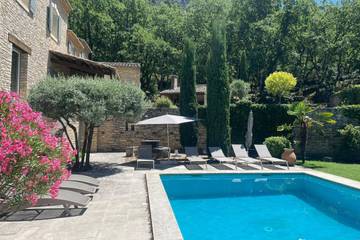 Maison De Vacances pour 12 Personnes dans Robion, Parc naturel régional du Luberon, Photo 1