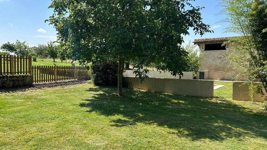 Gîte pour 4 personnes, avec piscine ainsi que vue et jardin à Crastes - 3