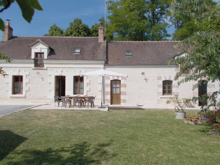 Gîte pour 8 personnes, avec jardin à Veuil