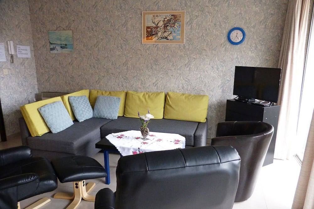 Entire apartment, Nieuwpoort-Bad: Family friendly apartment with garage. 50 m from the sea. in Nieuwpoort, Belgian Coast