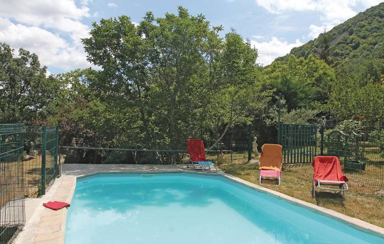 Retraite avec vue sur la montagne, parking, pêche et piscine in Mayres, Parc naturel régional des Monts d'Ardèche