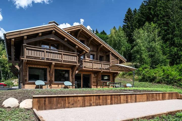 Chalet für 12 Personen, mit Balkon und Terrasse sowie Whirlpool und Garten
