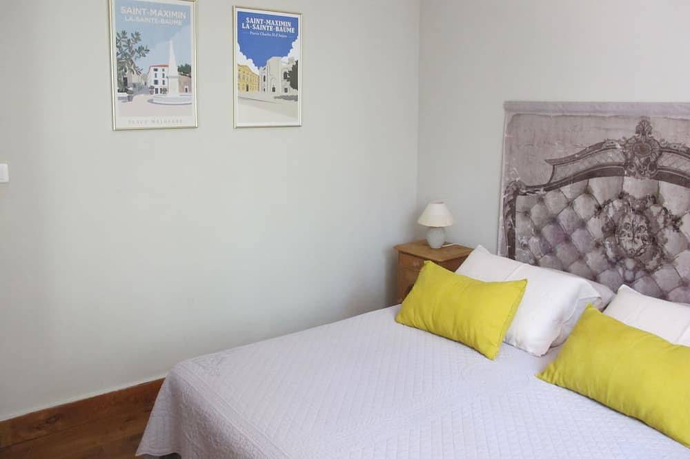 Entire apartment, Charming gîte for 5 people with private heated swimming pool in St Maximin in Saint-Maximin-la-Sainte-Baume, Brignoles region