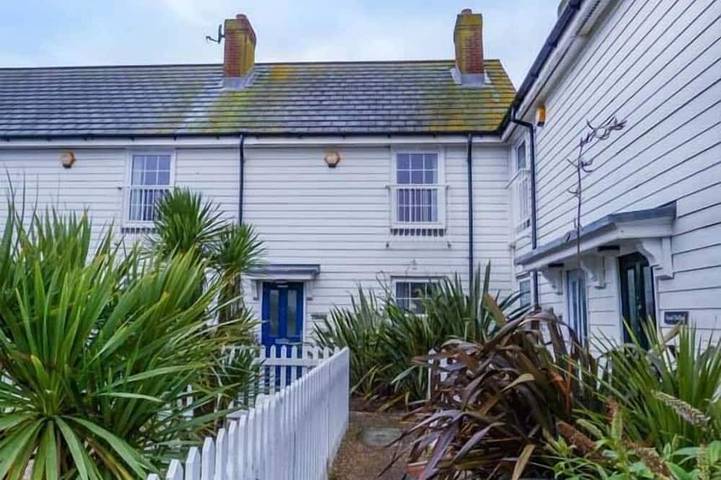 Cottage for 4 people, with garden, with pets in Camber
