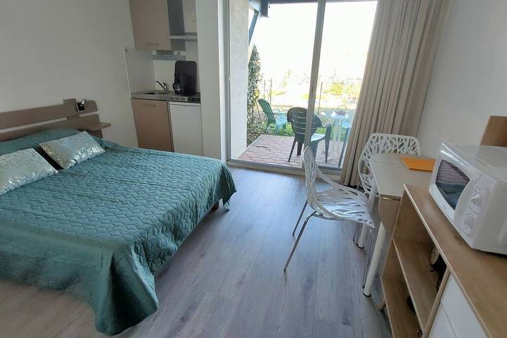 Appartement entier, Studio en Rdc avec jardinet  au centre de Cambo les bains . in Cambo-les-Bains, Région de Bayonne