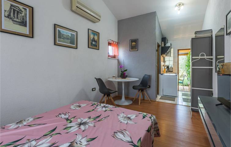 Ganze Ferienwohnung, Modernes Apartment mit Terrasse und Parkplatz, 2,5 km vom Stadtzentrum von Sisan entfernt in Sisan, Südküste Istrien