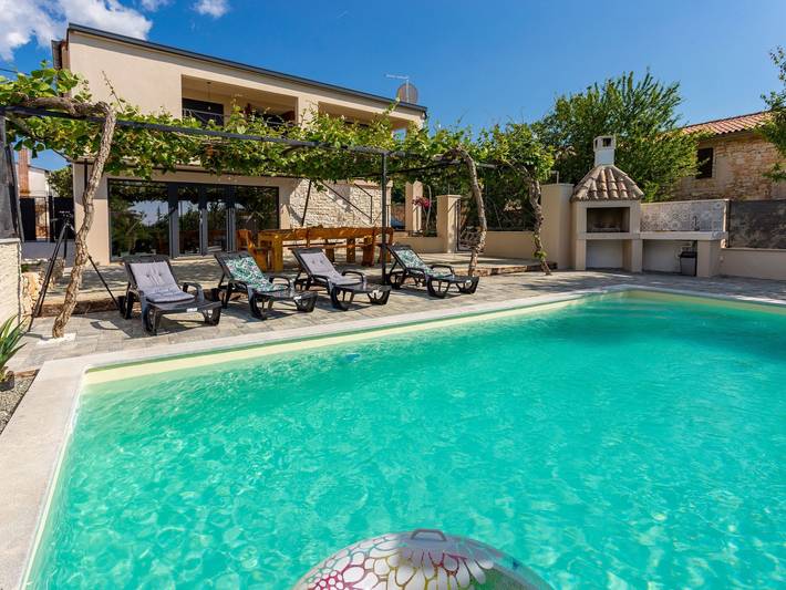 Ferienhaus für 7 Personen, mit Balkon und Terrasse sowie Garten und Pool in Modrušani