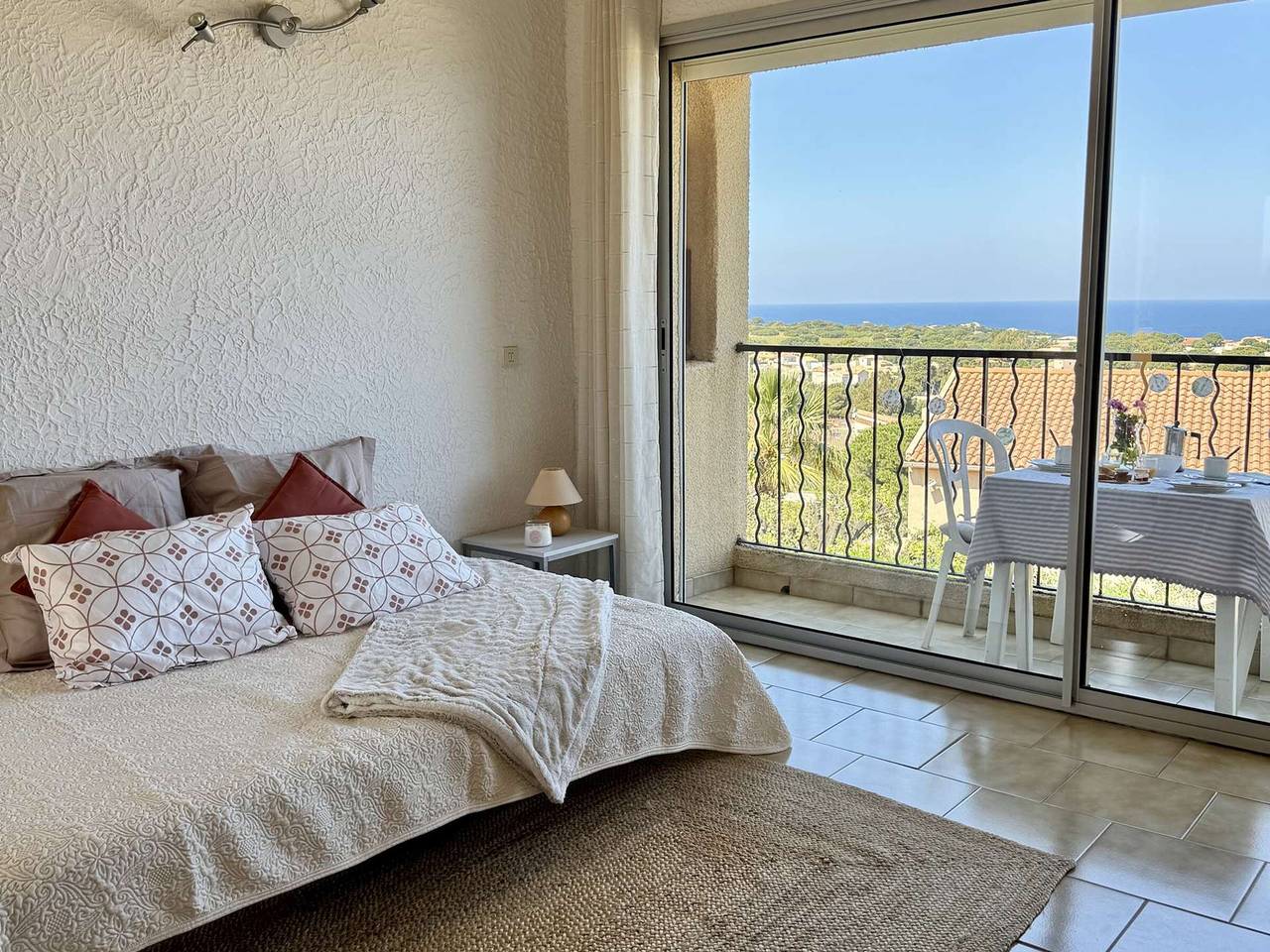 Apartamento entero, Estudio luminoso con vista al mar - Parking incluido in Sant Ambroggio, Lumio