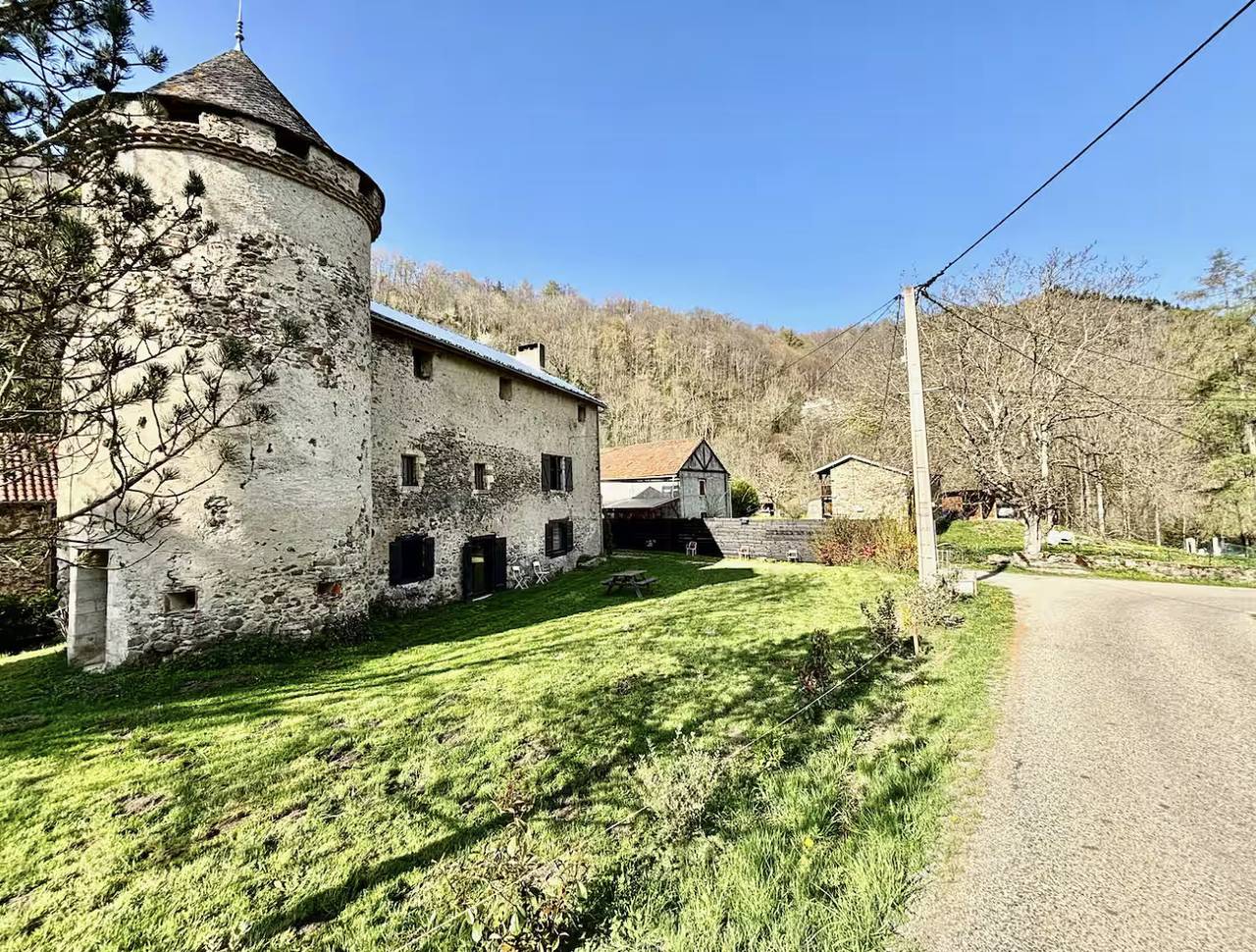 Château médiéval avec accès privé à la rivière in Quié, Parc naturel régional des Pyrénées ariégeoises