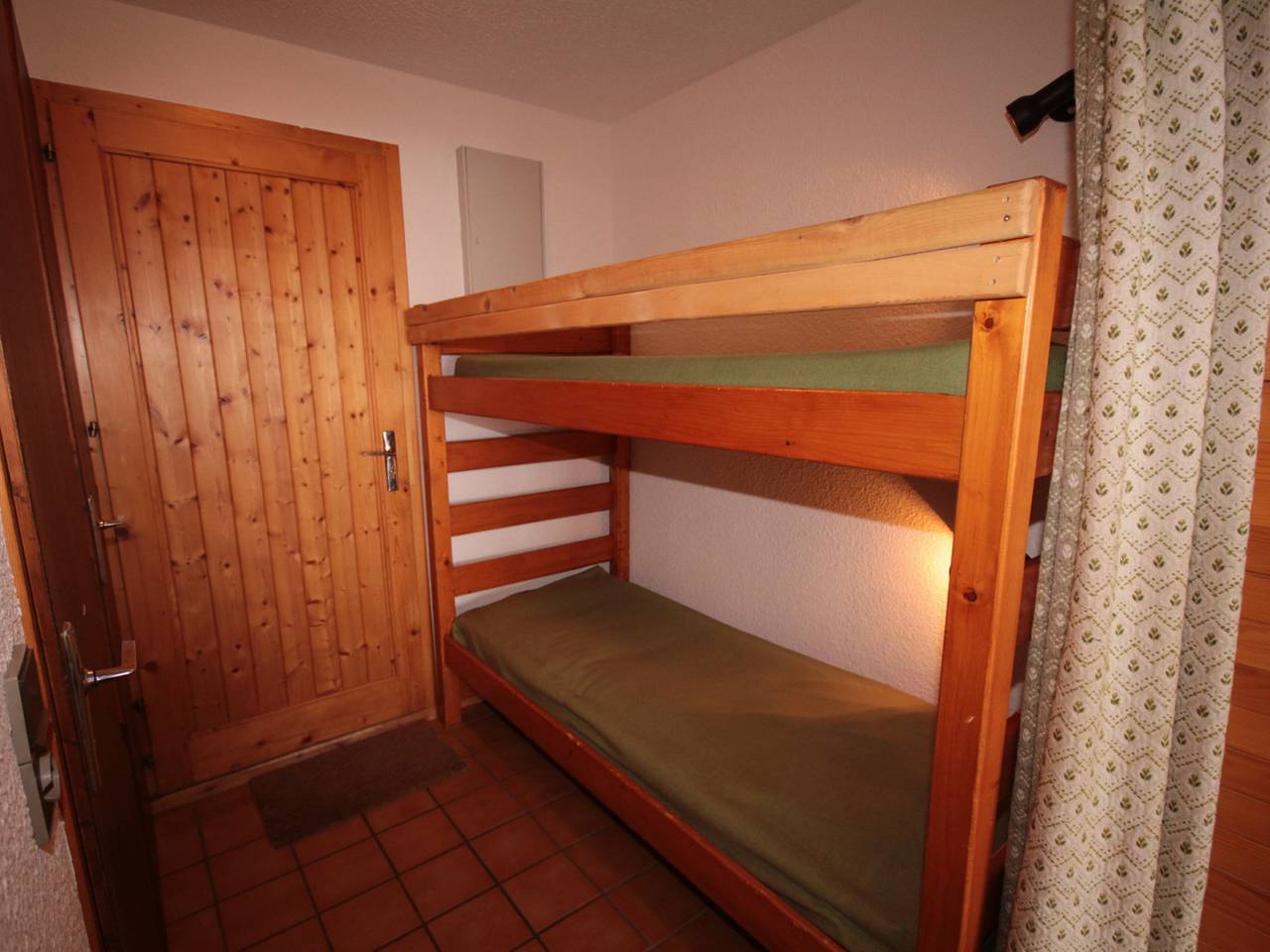Entire studio, Cozy studio cabin with balcony, sleeps 5, Les Saisies in Les Saisies, Albertville region