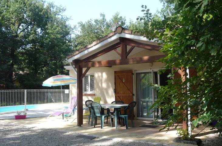 Gîte pour 4 personnes, avec terrasse ainsi que jardin et piscine