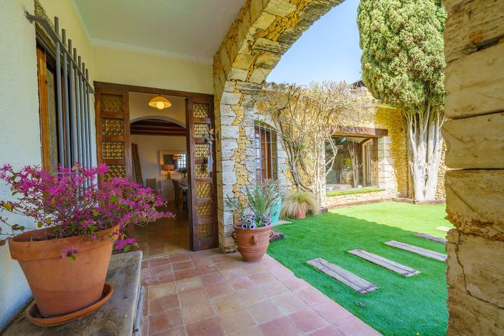 Location de vacances pour 14 personnes, avec jardin ainsi que piscine et jacuzzi, animaux acceptés à Canyelles - 3