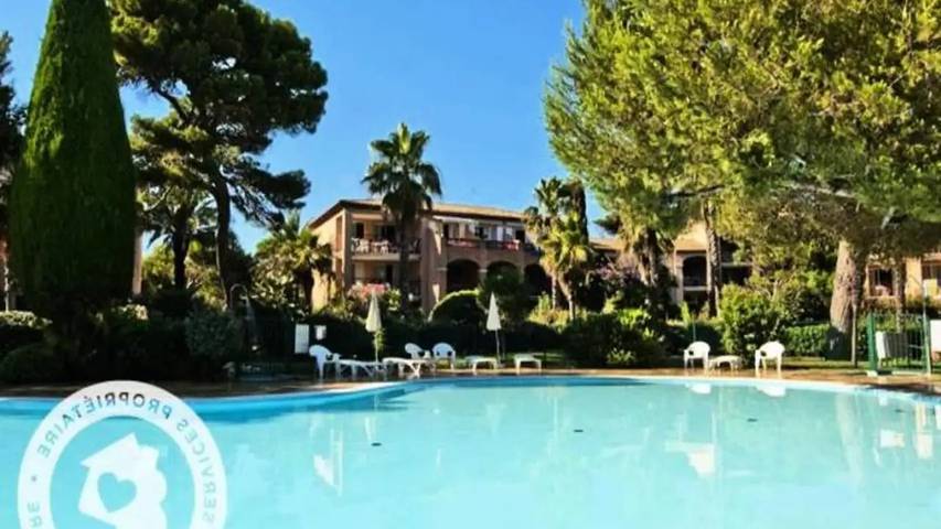 Gîte pour 5 personnes, avec Terrasse ainsi que Jardin et Piscine dans Plage La Badine - 3