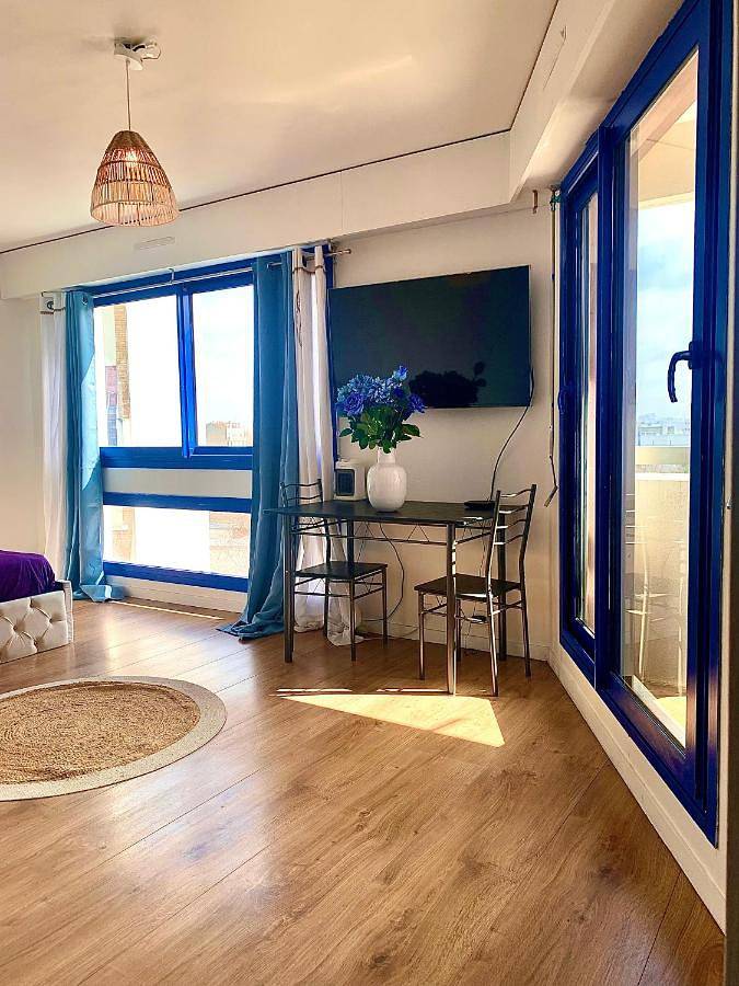 Appartement entier, Apartment with View and Balcony in Courbevoie, Hauts-de-Seine