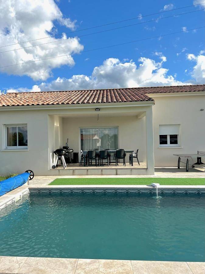 Location de vacances pour 8 personnes, avec Terrasse et Jardin ainsi que Piscine et Vue à Frespech