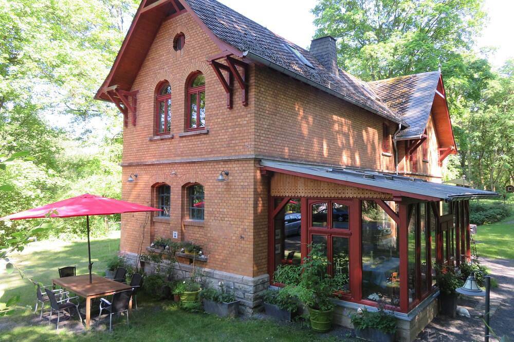 Ganze Wohnung, Kutscherhaus am Weiher- familienfreundlich,gute Verkehrsanbindung, in Hundsdorf, Westerwald