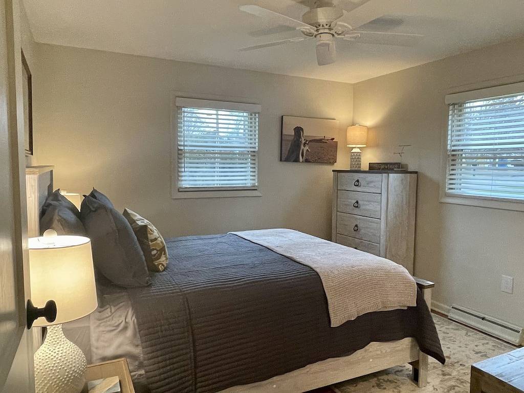 The Rossie Charmer- A 3 bdrm Mystic Getaway- Children 16+ welcome in Mystic, Connecticut